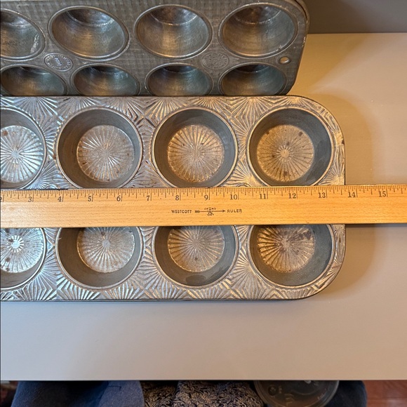Set of Three Vintage Muffin Tins, (2) EKCO 13.5” x 7”, (1) OVENEX 10” x 5.25” - Picture 8 of 12